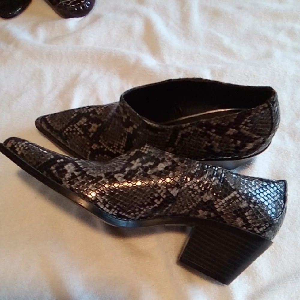 Zara Black Ankle Boots with Sleek Pointed Toe - Picture 5 of 8